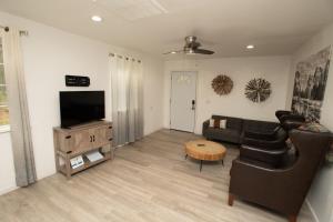 a living room with a couch and a television at Yosemite Gateway home in Groveland in Groveland