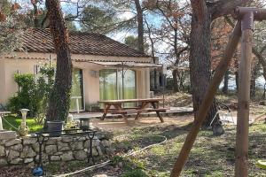 un tavolo da picnic davanti a una casa di Gîte du Jonquas a Velleron