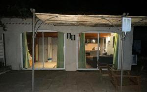 una casa di notte con vista su un soggiorno di Gîte du Jonquas a Velleron