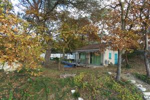 una piccola casa in un cortile con alberi di Gîte du Jonquas a Velleron Altre 24 foto