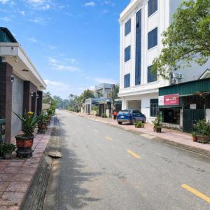 een lege straat in een stad met gebouwen bij Hưng Phát Hotel - Gần Bến Xe Hà Tĩnh in Ha Tinh