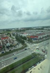 a view of a highway with a lot of traffic at AbahHomeStudio Tunjung in Kota Bharu