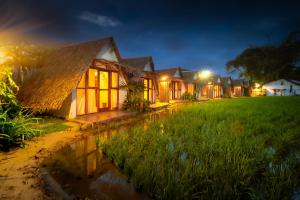 een rij cottages 's nachts bij BAMBOO Shack & BAMBOO Cabin in Bukittinggi +56 foto's