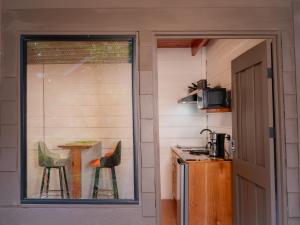 eine Küche mit einem Tisch und Stühlen neben einer Glasschiebetür in der Unterkunft Nido de Montaña in Alajuela + 10 Fotos