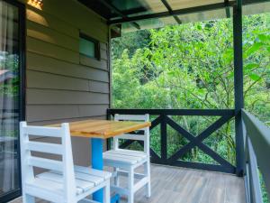 een tafel en twee stoelen op de veranda van een huis bij Nido de Montaña in Fraijanes