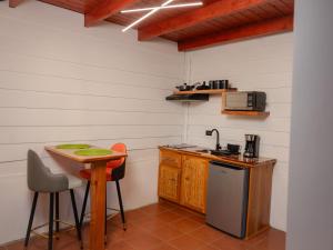 een keuken met een tafel en een aanrechtblad bij Nido de Montaña in Alajuela +7 foto's