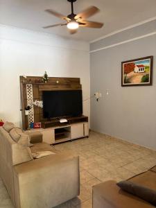 TV a/nebo společenská místnost v ubytování Casa inteira com três quartos, piscina aquecida por energia solar e área de churrasqueira + 24 fotografií