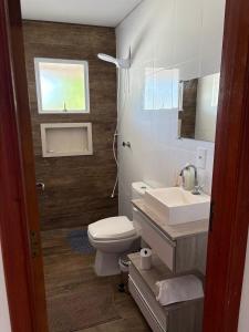 Koupelna v ubytování Casa inteira com três quartos, piscina aquecida por energia solar e área de churrasqueira