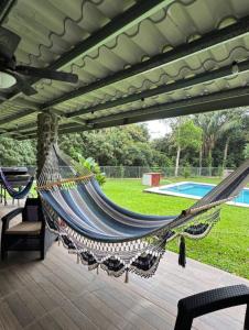 un patio con amaca e piscina di Villa en la naturaleza 