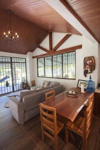 un soggiorno con un tavolo di legno e un divano di Villa en la naturaleza 