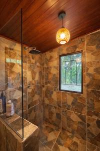 bagno con doccia e finestra di Villa en la naturaleza 