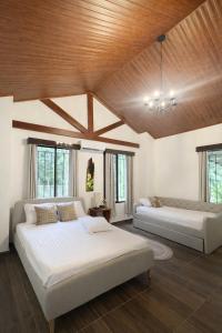 una camera da letto con due letti e soffitto in legno di Villa en la naturaleza 