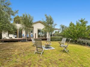 een tuin met stoelen en een tafel voor een huis bij Olive Tree Retreat in Tootgarook
