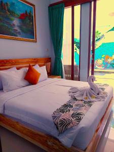 ein Schlafzimmer mit einem Bett mit einem Schwan darauf in der Unterkunft Umah Kita Villa in Seminyak