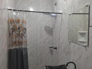 een douche met een glazen deur in een badkamer bij Studio Litorâneo para Relaxar in Governador Celso Ramos +41 foto's
