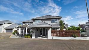 una casa con una staccionata di legno in una strada di Carramar Motor Inn a Palmerston North