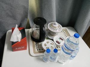 ein Tablett mit Wasserflaschen auf einem Tisch in der Unterkunft Blue star inn in Al Hamra