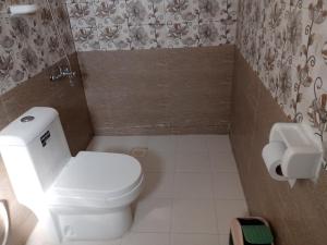 ein kleines Badezimmer mit Toilette und Waschbecken in der Unterkunft Blue star inn in Al Hamra + 24 Fotos