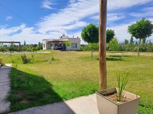 Ein Pfosten in einem Hof, im Hintergrund ein Haus. in der Unterkunft La Querencia in San Rafael