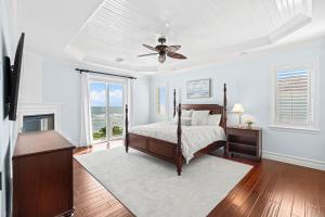 una camera da letto con un letto e un ventilatore a soffitto di 7791 Highway A1A a Ballard Pines