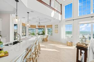 una cucina con ripiani bianchi e ampie finestre di 7791 Highway A1A a Ballard Pines