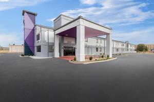 an empty parking lot in front of a building at Spark By Hilton Muskogee in Muskogee