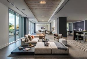 Et opholdsområde på CozySuites at Adeline