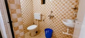 une salle de bains avec toilettes et lavabo dans l'établissement GS Home on the Bay - Sea view room, à Vagator 38 autres photos