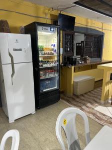 Η κουζίνα ή μικρή κουζίνα στο Dani Hostel e Suítes