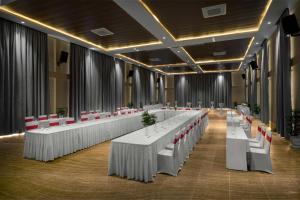 een feestzaal met witte tafels en rode stoelen bij Lomhae Kirirom Resort by EHM in Kampong Speu +43 foto's