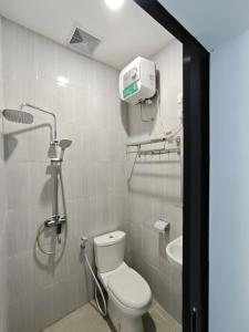 een badkamer met een douche, een toilet en een wastafel bij 3S Guest House 