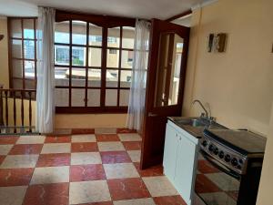 una cucina con un lavandino e una finestra di Nuestro rincón a Iquique