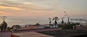 una vista dell'oceano dai tetti degli edifici di Nuestro rincón a Iquique Altre 16 foto