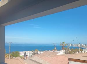 una vista dell'oceano da un balcone di Nuestro rincón a Iquique