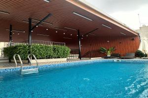 una gran piscina frente a un edificio en San Hotel & Pool, en Hanói