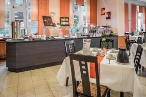 A restaurant or other place to eat at Vitalhotel Weisse Elster