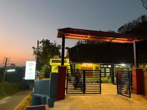 een benzinestation 's nachts met de lichten aan bij The Town Cascade in Madikeri +6 foto's