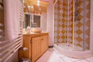 een badkamer met een douche en een wastafel bij Résidence Androsace 42 Happy Rentals in Chamonix-Mont-Blanc