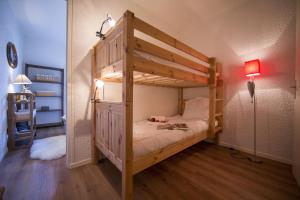 een kamer met een stapelbed in een kamer bij Résidence Androsace 42 Happy Rentals in Chamonix-Mont-Blanc