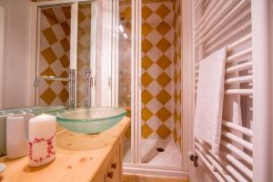 een badkamer met een wastafel en een douche bij Résidence Androsace 42 Happy Rentals in Chamonix-Mont-Blanc +9 foto's