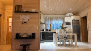 JaalaVilla Maya, cottage for vacation holidays的房间里有一张桌子和几把椅子的厨房