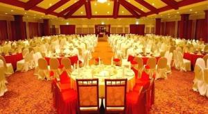 Kampong KiulapThe CentrePoint Hotel的摆放着白色桌椅的大型宴会厅 更多76张照片