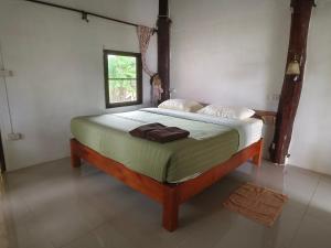 una camera da letto con un letto grande in una stanza di Ing Doi Guest House a Pai Altre 73 foto