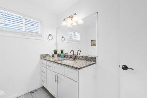 een witte badkamer met een wastafel en een douche bij Oceanview Azul 2BR • Bright Top-Floor Condo in Myrtle Beach +17 foto's