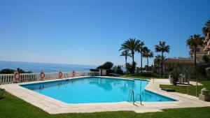 a large swimming pool with the ocean in the background at Sol y Relax, Lubina Sol in Mijas Costa