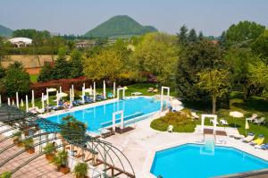 uitzicht op een zwembad in een resort bij Hotel Terme Orvieto in Abano Terme