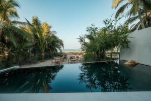 een zwembad met uitzicht op een resort bij Notto Zicatela Hotel in Brisas de Zicatela