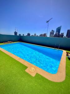 een zwembad op het dak van een gebouw bij Cozy Studio near Sydney Hyde Park with Rooftop Pool & FREE Parking in Sydney