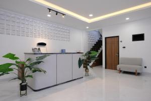 un soggiorno con bancone e sedia di Vibes Djanti Residence Yogyakarta By Sans Hotel a Demangan