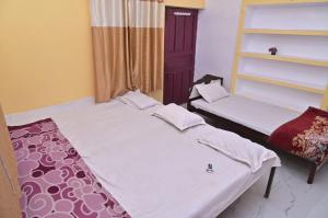 due letti singoli in una stanza con finestra di Luv Kush Homestay Ayodhya call now- 7,5,6,5,9,2,4,8,4,4 a Ayodhya